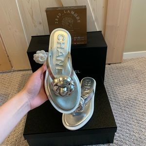 CHANEL THONGS SILVER size 35.5